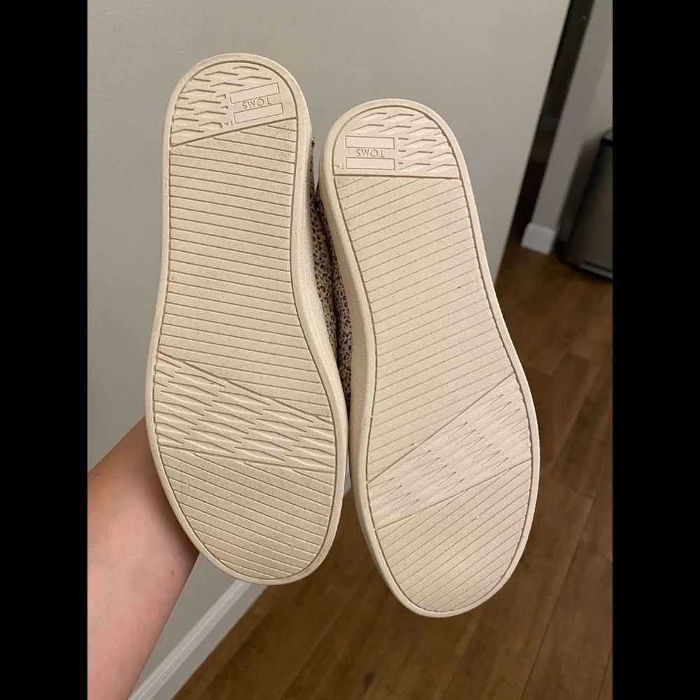 TOMS Slip ons - Picture 8 of 9